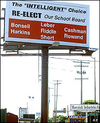 تابلوهای مبارزات انتخابی در ناحيه دوور پنسيلوانيا که خواستار جايگزينی هيات آموزش و پرورش می شود