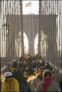 مسافران از پل بروکلين با پای پياده يا دوچرخه عبور می کنند