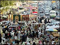 iraquianos em mercado de rua 