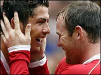 曼联球员C·罗纳尔多（左）和鲁尼