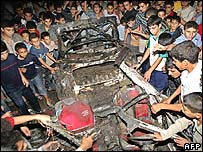 صحنه بعد از حمله موشک اسرائيل به يک خودرو در جبيليه - اکتبر 2005 