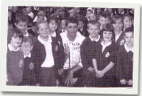 David Davies gyda disgyblion Ysgol Sant Curig