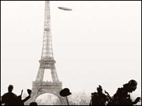 Santos Dumont voando ao redor da Torre Eiffel, em Paris (foto de divulgação da exposição)