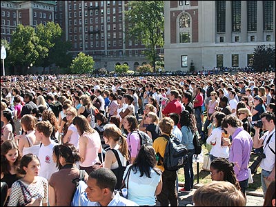 دانشجویان در محوطه دانشگاه کلمبیا از طریق پخش ویدئویی به سخنان احمدی نژاد گوش فرا می دهند
