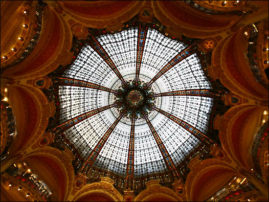 建築華麗的老佛爺百貨商店也是遊客必到的地方。