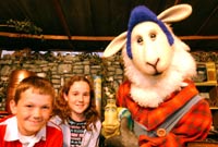 Keiron Jone a Alice Davies (11 oed) o'r ysgol gyda Costas