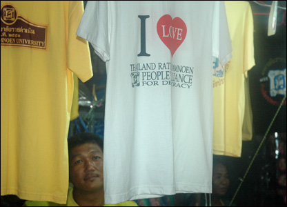 Một người bán áo phông