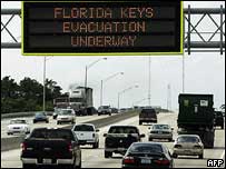 Carros saíndo das Keys, no sul da Flórida
