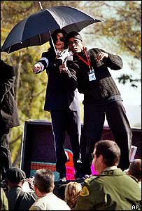 Michael Jackson no teto de um carro 