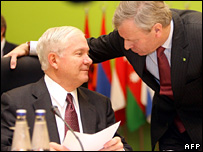 یاب دهوپ شفر دبیرکل ناتو و رابرت گیتس وزیر دفاع آمریکا