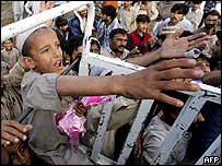 توزيع کمک ميان بازماندگان