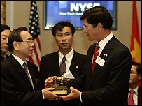 Phái đoàn của thủ tướng Phan Văn Khải đã đến thăm Sở Giao dịch Chứng khoán New York