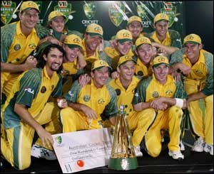 ऑस्ट्रेलियाई टीम ट्रॉफी के साथ