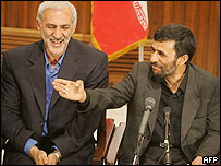 محمد دادکان (چپ) پس از ناکامی تيم ملی فوتبال ايران در جام جهانی از سمت رياست فدراسيون فوتبال برکنار شد