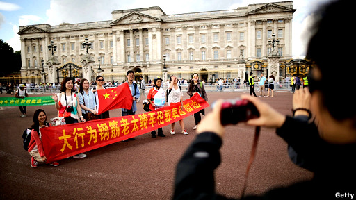 倫敦奧運期間來英國旅遊的中國遊客在白金漢宮門前合影留念。