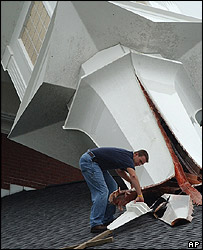 مرد روی سقف يک کليسای آسيب ديده