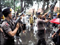 Polícia tenta conter manifestantes na Indonésia