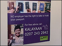 Cartaz da organização Kalayan sobre retenção de passaporte