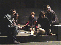 ملوک ( ناهيد مسلمی)، مادر خانواده همراه با فرزندانش 