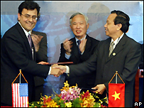 Ông Lương Văn Tự trong một lễ ký kết