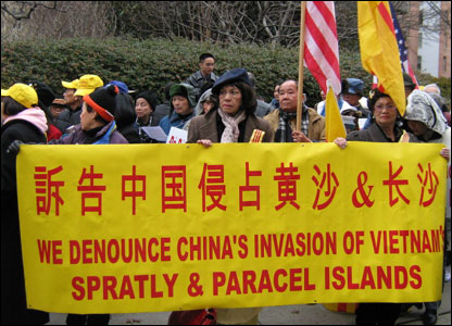 Biểu ngữ có dòng chữ ''Đả đảo Trung Quốc xâm chiếm Hoàng Sa và Trường Sa.