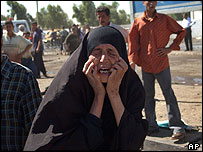 Iraquiana desesperada após explosão