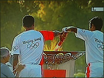 Delhi'de yakılan meşale