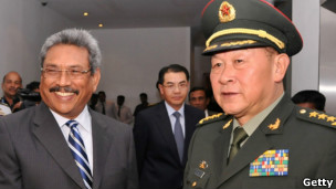 中国国防部长梁光烈与斯里兰卡国防部长