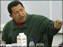 O presidente da Venezuela, Hugo Chávez, em reunião de gabinete no Palácio de Miraflores, em Caracas (foto AP/Assessoria de Imprensa do Palácio de Miraflores)