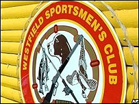 O emblema do clube de Westfield, Massachusetts, onde ocorreu o incidente