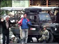 "Дефендер" автомобили панасидаги аскарлар