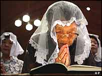 Nagasaki'deki anma töreninde dua eden bir kadın