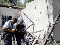 Hasarı inceleyen İsrail polisleri