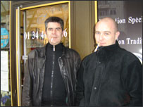 Hai 'con nghiện thuốc lá' Philippe và Jerome (ảnh Christine Nguyễn)