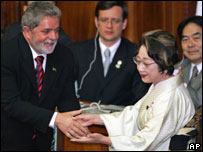 Lula cumprimenta a presidente da Câmara dos Conselheiros, Chikage Ogi