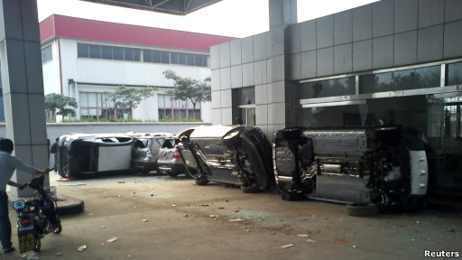 青島一家日系汽車經銷商的店鋪被反日示威者砸毀。