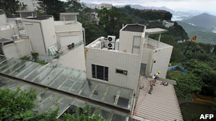 工人于香港特首梁振英位于维多利亚山顶的宅第拆除违章建筑（25/6/2012）