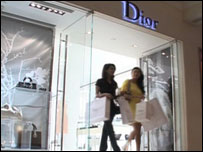 Indianas na loja da Dior em Nova Délhi