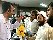 परमाणु कार्यक्रम की जानकारी देता शख्स