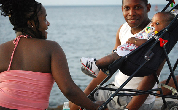 Pareja cubana en el malecón de La Habana. (Foto: Raquel Pérez)