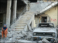 Evlerinin enkazında bekleyen aile