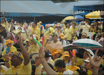 Người biểu tình hô vang khẩu hiệu chống chính phủ