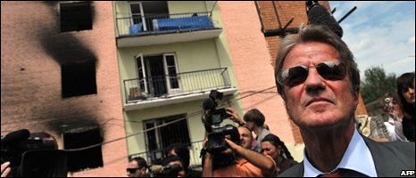 Ngoại trưởng Pháp Bernard Kouchner