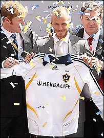 नए क्लब की शर्ट के साथ डेविड बेकम