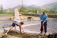 Hogiau'n helpu gyda'r adeiladu