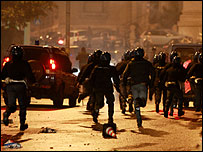 Policiais em confronto com torcedores em Roma