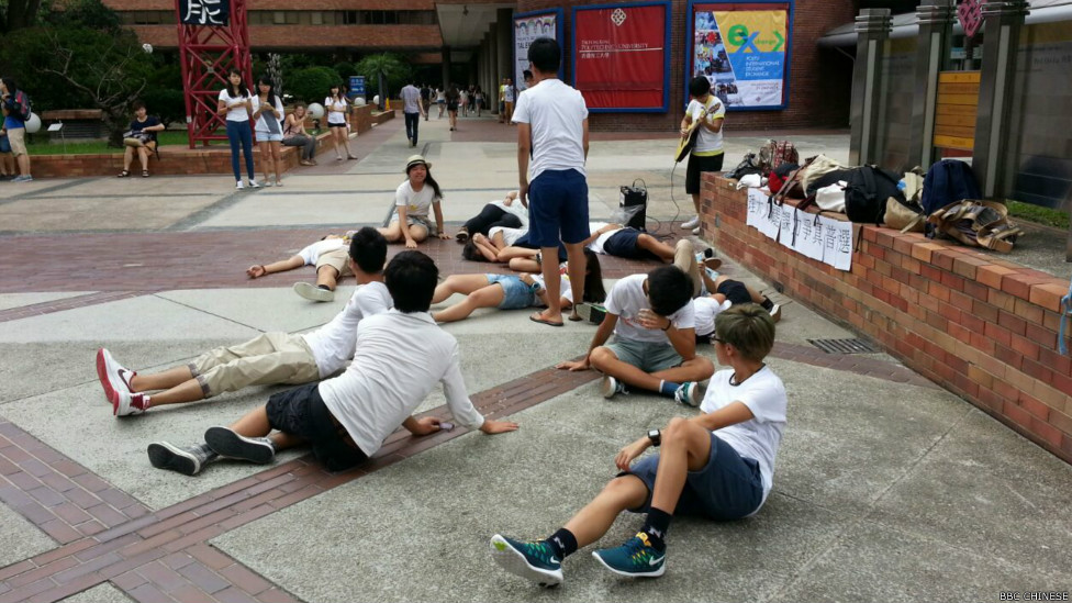 香港理工大學學生演出街頭劇呼籲參加罷課(BBC中文網記者葉靖斯攝22/9/2014)