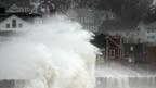 Sóng lớn ở khu Winthrop Shore Drive khi bão Sandy bắt đầu tới khu bờ biển ở Massachusetts.