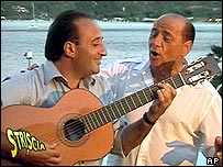 Берлусконі співає