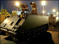 मस्जिद से निकले लोग